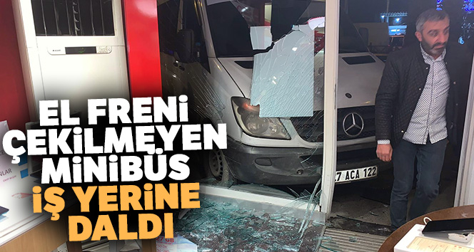 El freni çekilmeyen minibüs iş yerine daldı